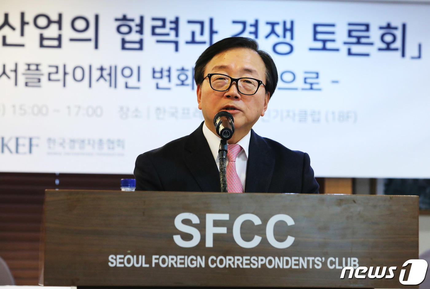 (서울=뉴스1) 이재명 기자 = 이동근 현대경제연구원장이 12일 오후 서울 중구 프레스센터에서 열린 한·일 양국 산업의 협력과 경쟁 토론회에서 인사말을 하고 있다. 2019.12. …