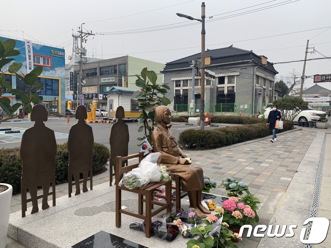 본문 이미지 - 충주 평화의 소녀상 뒤로 식산은행 충주지점 건물이 보이고 있다.2019.1212/ⓒ 뉴스1