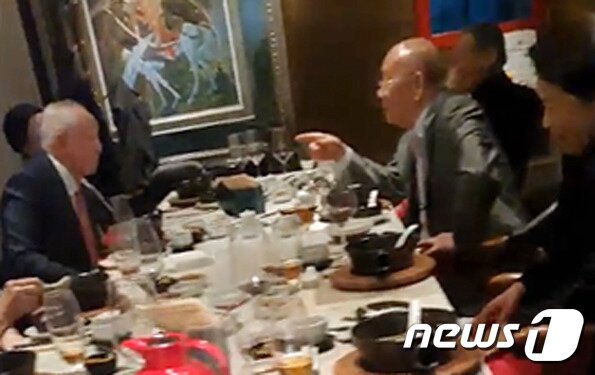 본문 이미지 - 전두환 전 대통령(오른쪽에서 두번째)이 '12·12군사반란' 40주년이던 지난 2019년 12월12일 서울 압구정동의 한 고급 중식당에서 옛 '하나회' 출신 인사들과 오찬을 함께하고 있다. (정의당 제공) 2019.12.12/뉴스1 ⓒ News1 민경석 기자