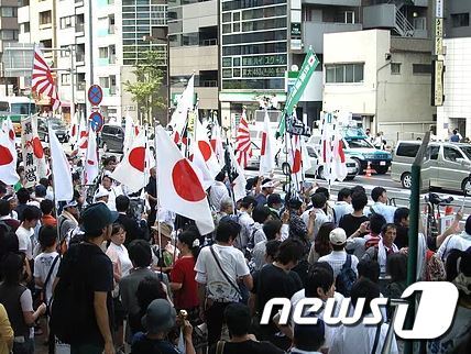 본문 이미지 - 일본 극우단체 재특회(재일특권을 용납하지 않는 시민 모임)의 거리 집회 (재특회 홈페이지 캡처) ⓒ 뉴스1