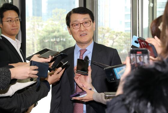 '채용비리' 前 신한카드 대표 1심 집유…法 "정상 절차 안 거쳐"