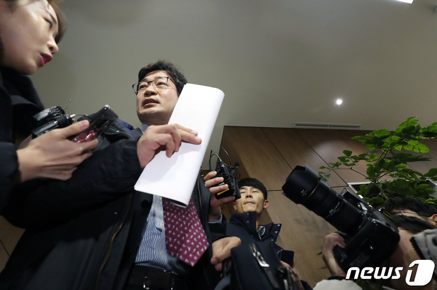본문 이미지 - 가수 김건모&#40;51&#41;의 변호인인 법무법인 서평 고은석 변호사가 13일 오전 서울 강남경찰서 수사민원상담센터에 성폭행 혐의로 고소한 여성을 무고 혐의로 맞고소장 제출 후 취재진 질문에 답하고 있다. 2019.12.13/뉴스1 ⓒ News1 이동해 기자