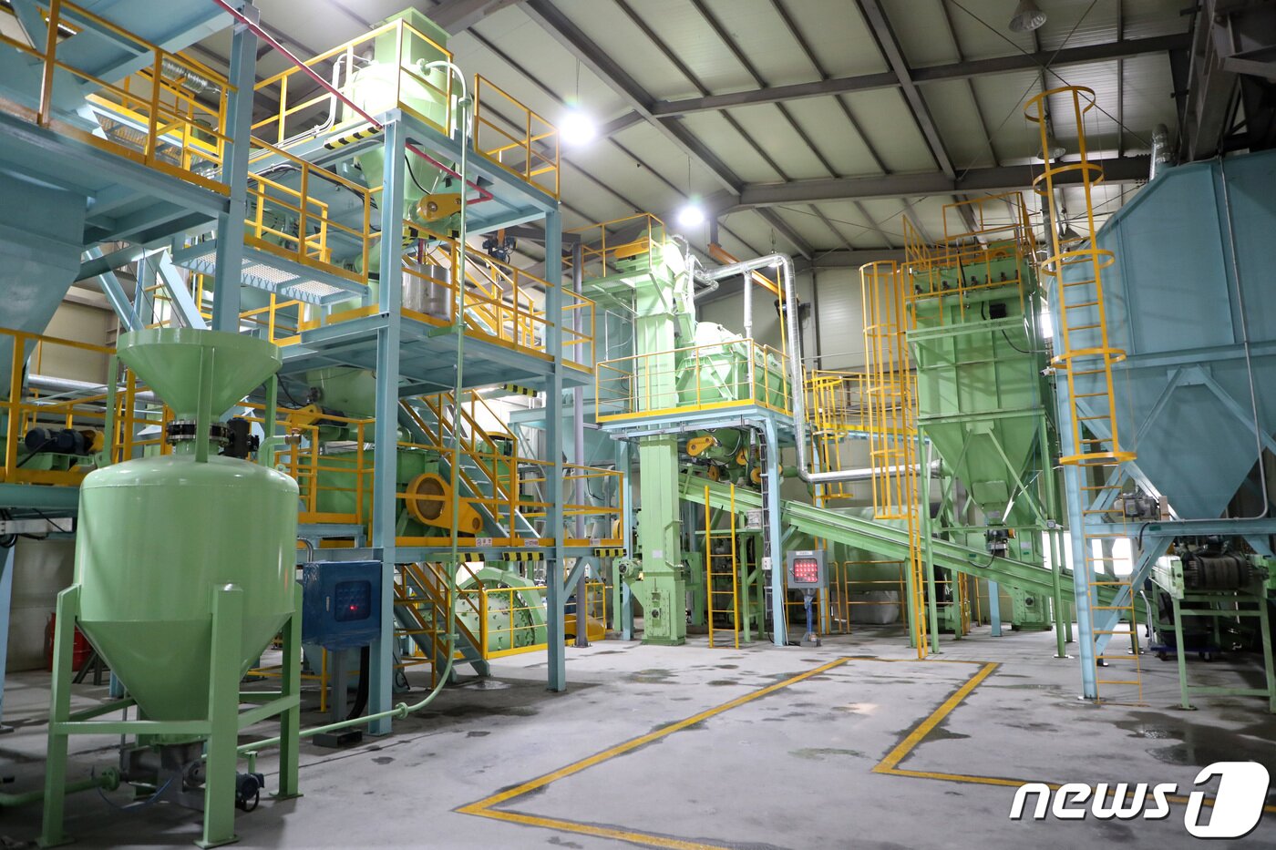 본문 이미지 - 한국발포유리, 인공모래 및 발포유리비드가 만들어지는 공장. 2019.12.13/뉴스1 ⓒ News1 조태형 기자