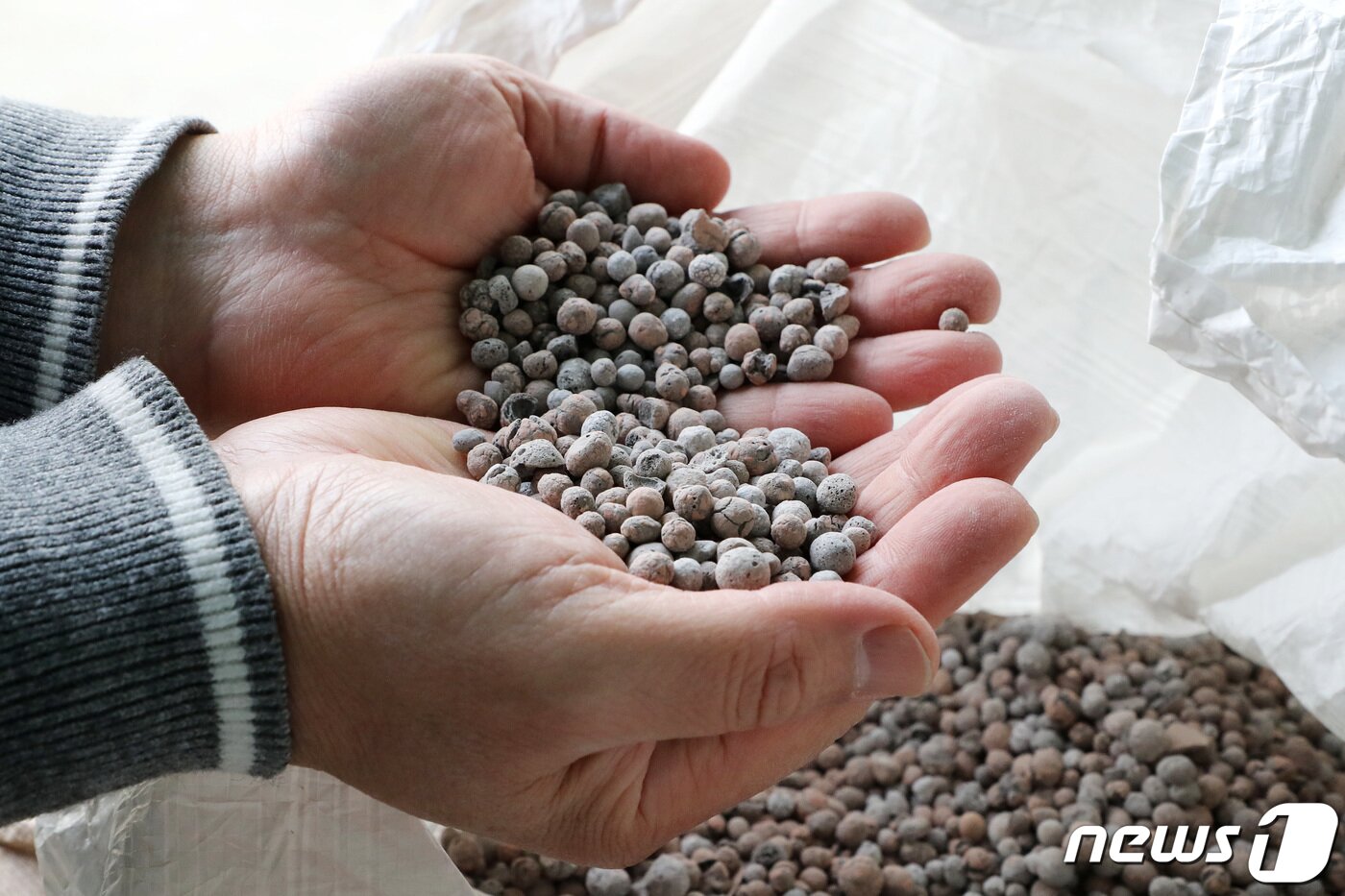 본문 이미지 - 한국발포유리, 완성된 발포유리비드. 2019.12.13/뉴스1 ⓒ News1 조태형 기자