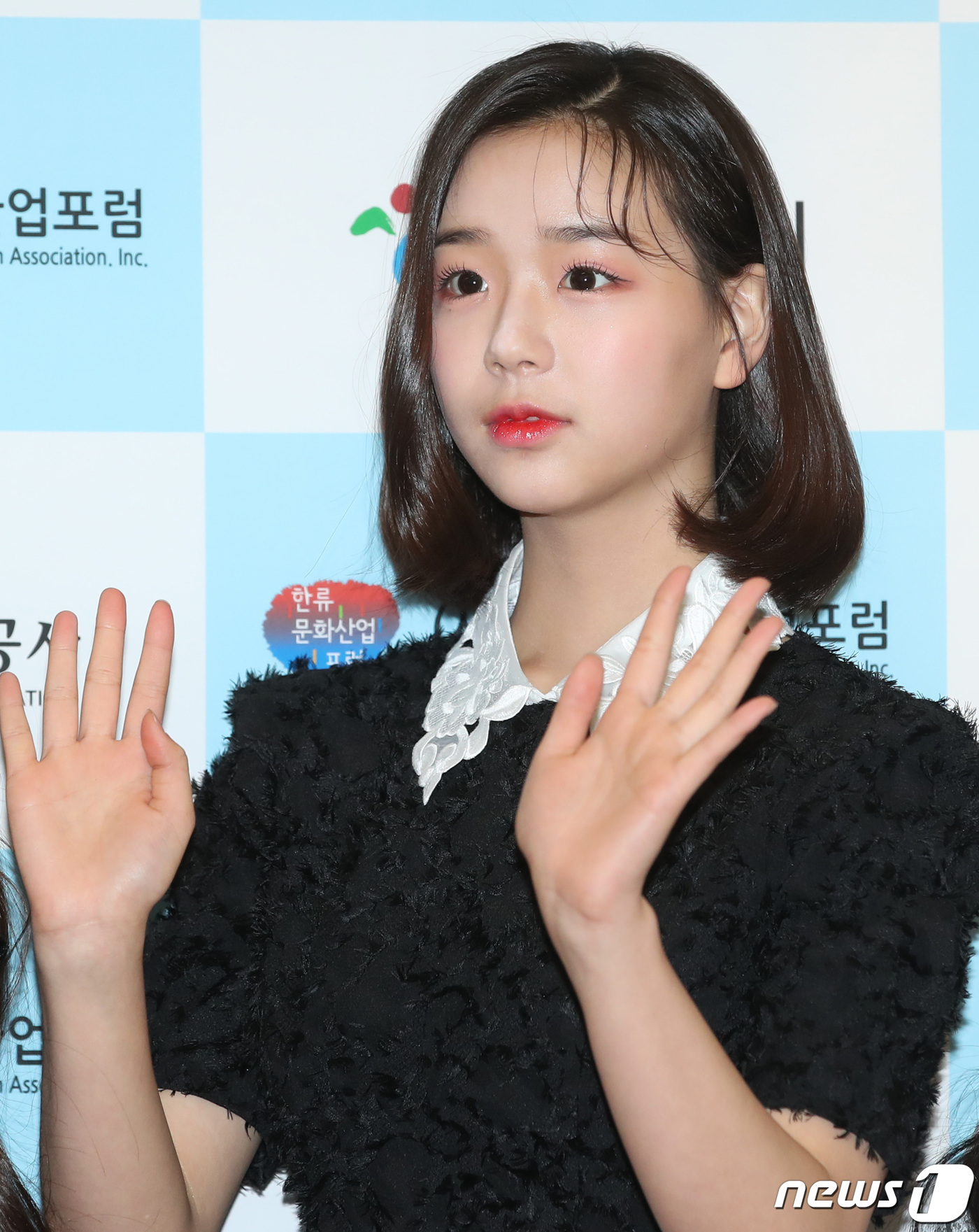 (서울=뉴스1) 권현진 기자 = 버스터즈 채연이 13일 오후 서울 종로구 세종문화회관에서 열린 제9회 대한민국한류대상 레드카펫 행사에 참석해 포즈를 취하고 있다. 2019.12.1 …