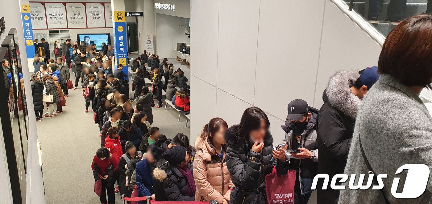 본문 이미지 - 지난 13일 수원시 팔달구 교동 '힐스테이트 푸르지오 수원' 모델하우스에서 관람객들이 내부 유닛을 보기 위해 대기하고 있는 모습. 2019.12.13/ⓒ 뉴스1