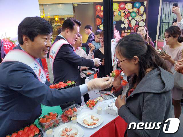 (하노이=뉴스1) 이병렬 기자 = 황명선 논산시장이 13일 오후 베트남 하노이 K마켓에서 논산딸기 판촉활동을 펼치고 있다. 이날 황 시장은 고상구 K마켓 회장과 딸기 500만불 수 …