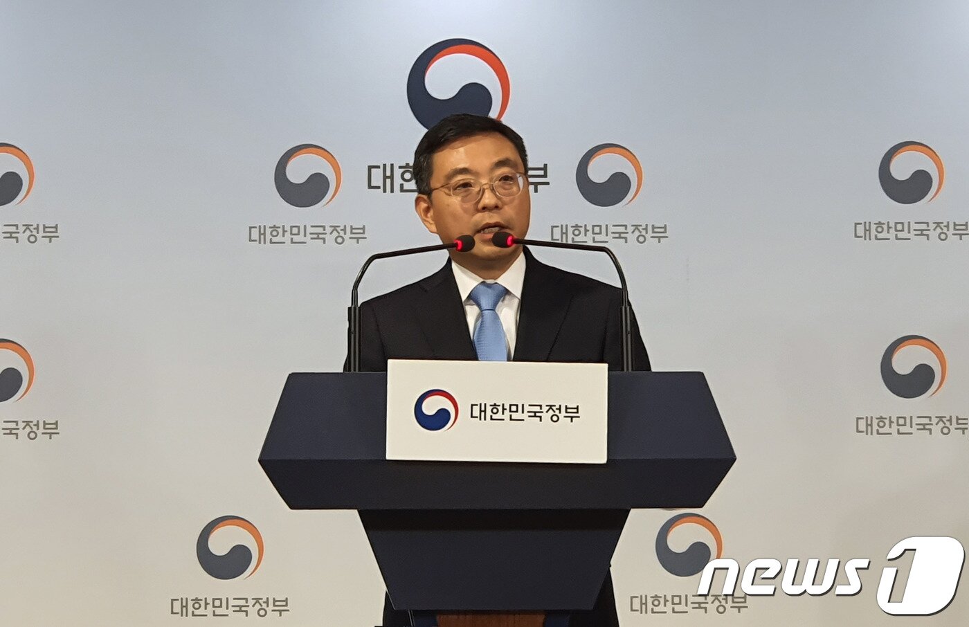 본문 이미지 - 이태희 과기정통부 네트워크정책실장이 13일 서울 정부종합청사에서 브리핑을 진행하고 있다. 2019.12.14. /뉴스1 ⓒ News1 김정현 기자