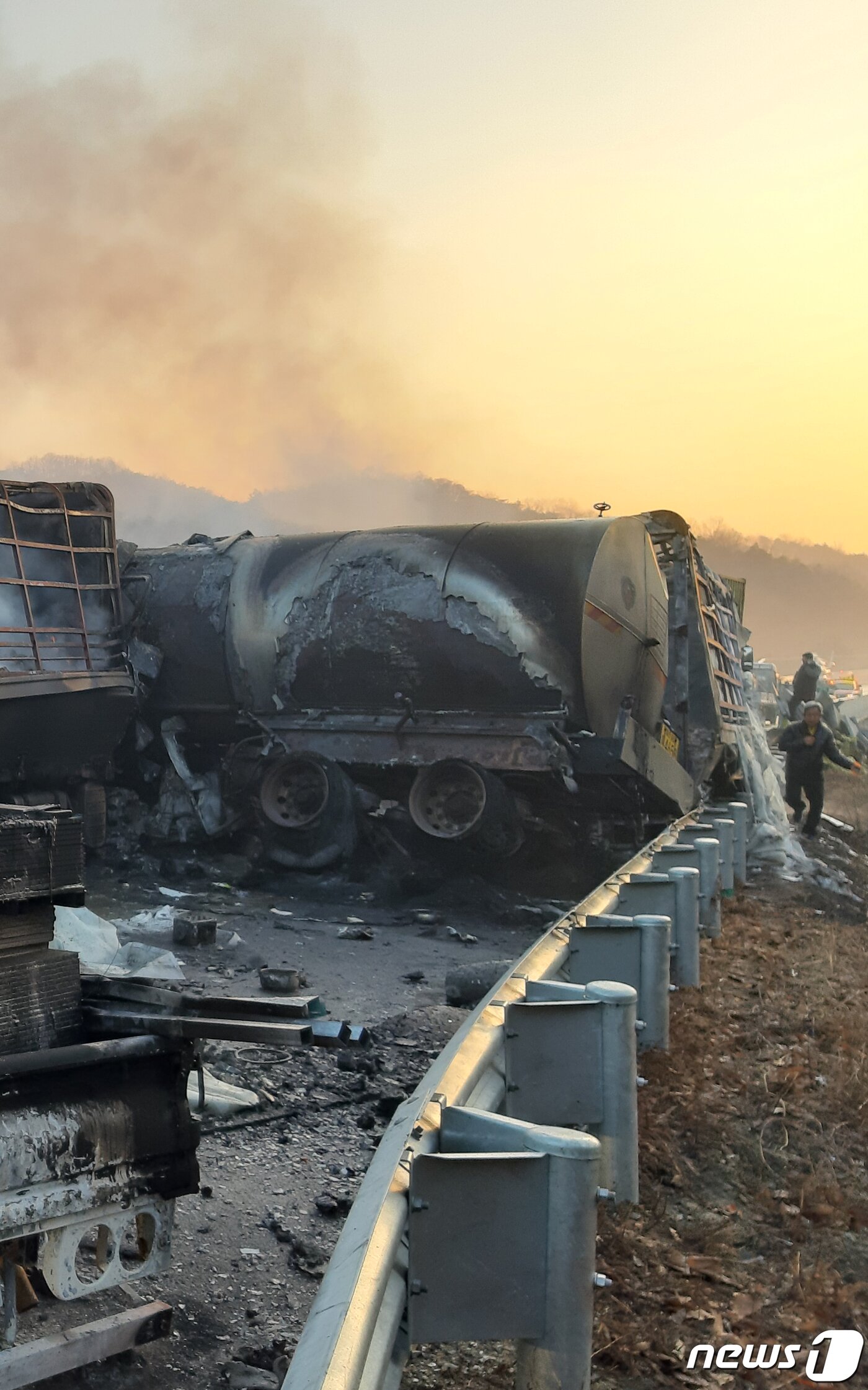 본문 이미지 - 14일 새벽 경북 군위군 상주~영천고속도로에서 도로 결빙으로 차량 수십대가 연쇄 추돌해 불이 났다. 양방향에서 일어난 사고로 40여대의 차량이 뒤엉켜 도로가 한동안 마비됐다. (경북소방본부 제공) 2019.12.14/뉴스1 ⓒ News1 공정식 기자