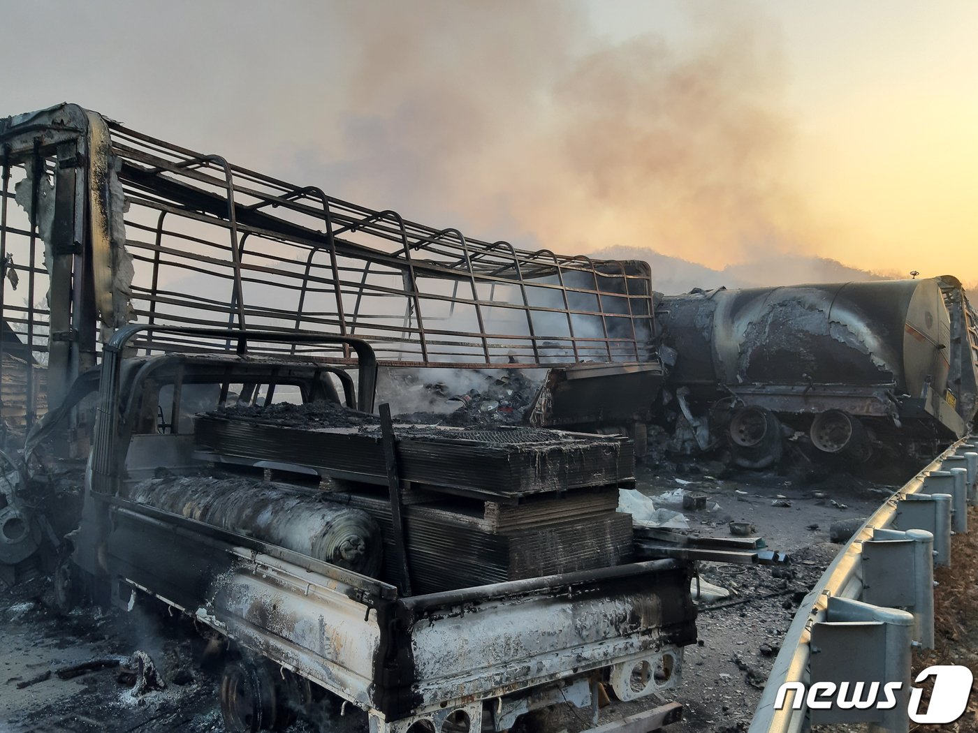 (군위=뉴스1) 공정식 기자 = 14일 새벽 경북 군위군 상주~영천고속도로에서 도로 결빙으로 인한 2건의 다중추돌 사고와 차량 화재가 발생했다. 2건의 사고로 40여대의 차량이 뒤 …