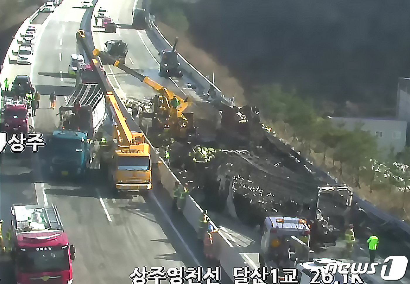 본문 이미지 - 2019년 2월14일 오전 4시 44분쯤 경북 군위군 상주영천고속도로에서 얼어붙은 도로를 달리던 차량 40여대가 미끄러져 연쇄 추돌로 이어졌다. 사고로 화재가 발생한 차량 등이 뒤엉켜 고속도로 양방향이 8시간 가까이 마비됐다. 이 사고로 7명이 숨지고 30여명이 부상했다./(한국도로공사CCTV화면) 2019.12.14/뉴스1 ⓒ News1 최창호 기자