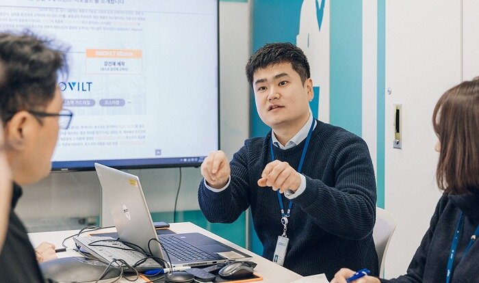 본문 이미지 - 펭숙소 건설에 참여한 최득용 포스코 대리가 팀원들과 펭숙소 관련 회의를 하고 있다.(포스코 제공)ⓒ 뉴스1