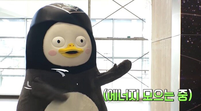 본문 이미지 - 펭수가 포스코 헬멧을 쓰고 펭숙소 건설 현장을 둘러보고 있다.( 자이언트 펭TV 갈무리)ⓒ 뉴스1