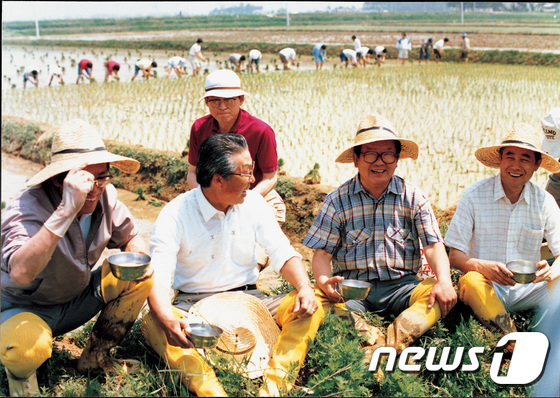 1987년 5월 구 명예회장(오른쪽 두번째)이 전경련 회장단과 함께 농촌 모내기 일손을 돕고 있다. (LG 제공)2019.12.14/뉴스1