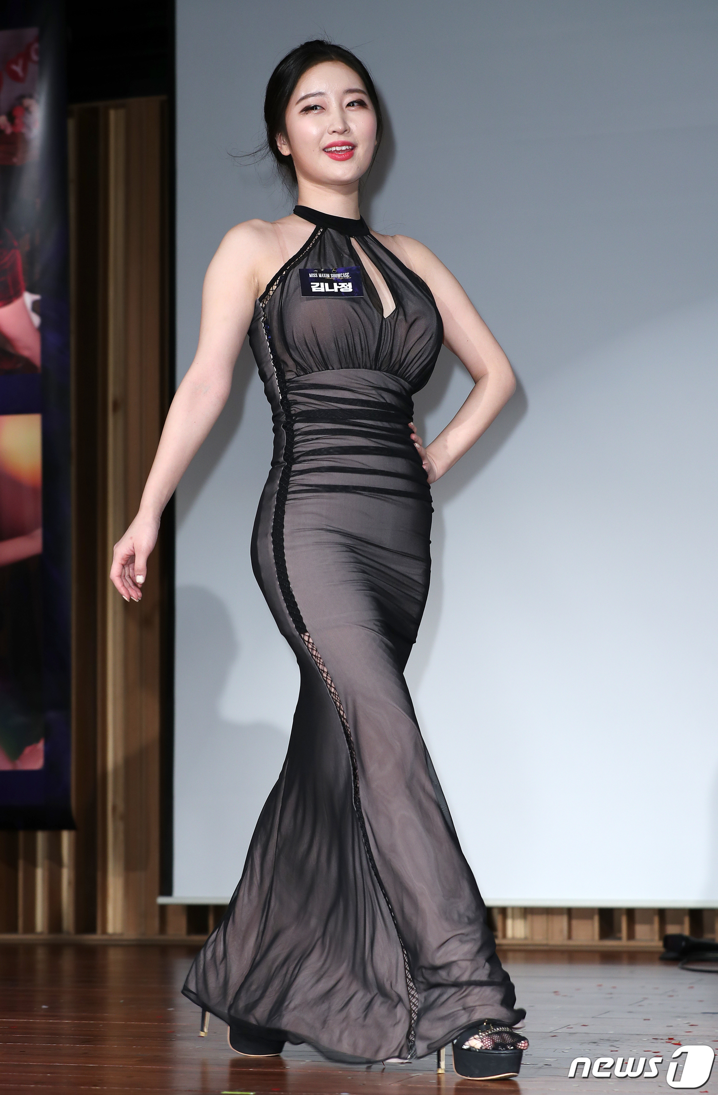 (서울=뉴스1) 김진환 기자 = 김나정 아나운서가 14일 오후 서울 서초구 흰물결 아트센터 예술극장에서 열린 '2019 미스맥심 쇼케이스'에서 포토타임을 위해 입장하고 있다. 20 …
