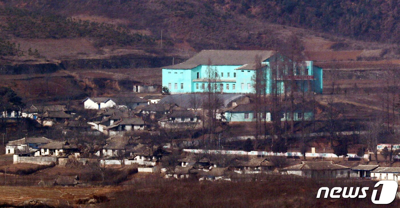 본문 이미지 - 북한이 동창리 서해 발사장에서 두번째 '중대한 시험'을 했다고 밝힌 15일 오후 경기도 파주시 오두산 통일전망대에서 바라본 북한 황해북도 개풍군 마을. 2019.12.15/뉴스1 ⓒ News1 이재명 기자