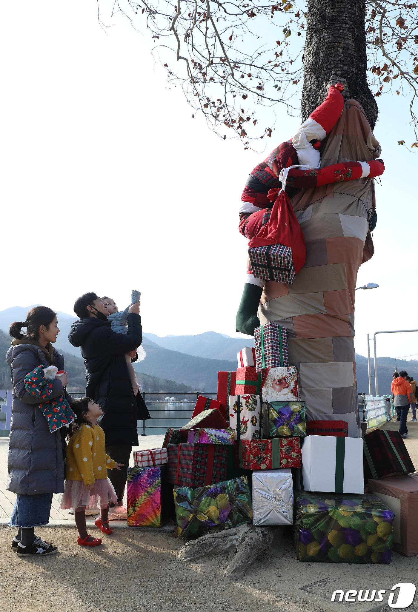 (대구=뉴스1) 공정식 기자 = 포근한 날씨가 이어진 15일 오후 대구 수성못 가로수에 전시된 산타 작품이 휴일을 맞아 산책 나온 시민들의 눈길을 끌고 있다.대구 수성구청은 오는 …