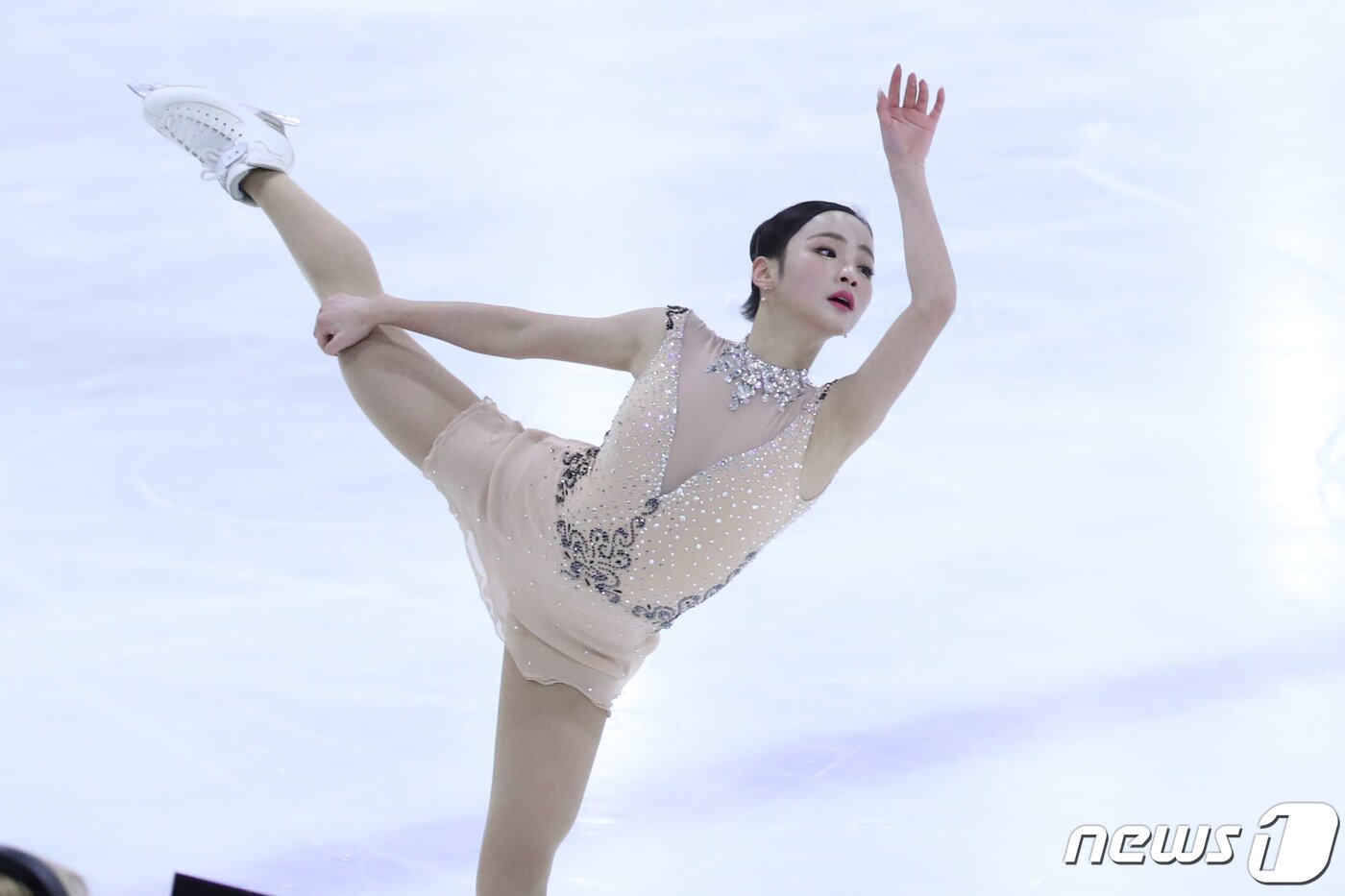 본문 이미지 - 15일 경남 김해 시민스포츠센터 빙상장에서 열린 '2019 KB금융 전국남녀 피겨스케이팅 회장배 랭킹대회 겸 국가대표 1차 선발전' 여자싱글 프리스케이팅에서 임은수(신현고)가 멋진 연기를 펼치고 있다. 2019.12.15/뉴스1 ⓒ News1 윤일지 기자