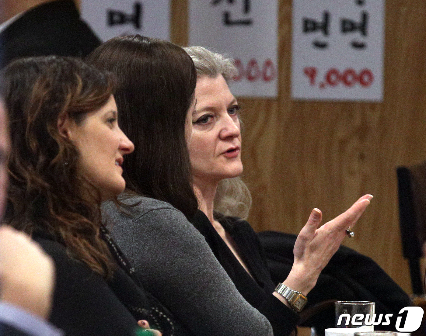 (서울=뉴스1) 신웅수 기자 = 앨리슨 후커 미국 백악관 국가안보회의(NSC) 아시아 담당 선임보좌관이 15일 오후 서울 광화문 인근 닭요리 전문점에서 식사를 하고 있다. 2019 …