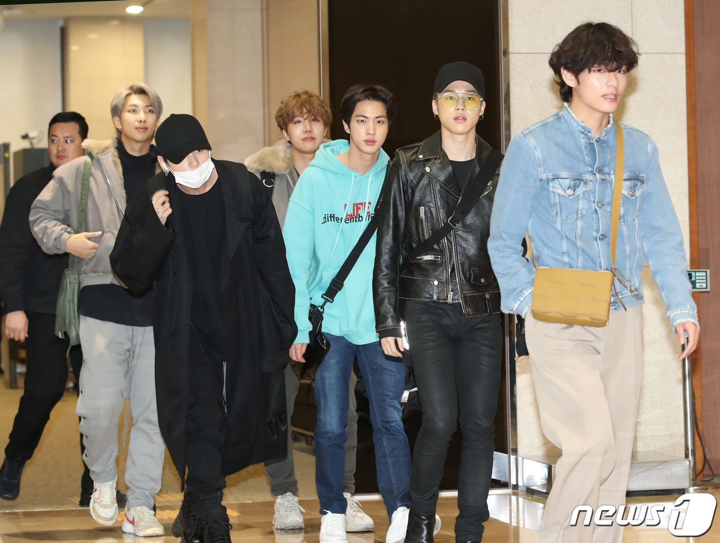 (김포공항=뉴스1) 권현진 기자 = 방탄소년단(BTS) RM(왼쪽부터), 정국, 제이홉, 진, 지민, 뷔가 15일 일본 일정을 마치고 김포비즈니스항공센터를 통해 입국하고 있다. 2 …