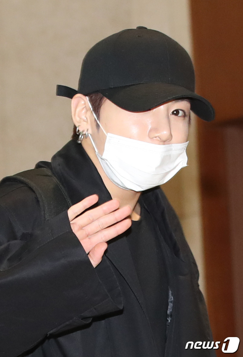 (김포공항=뉴스1) 권현진 기자 = 방탄소년단(BTS) 정국이 15일 일본 일정을 마치고 김포비즈니스항공센터를 통해 입국하고 있다. 2019.12.15/뉴스1