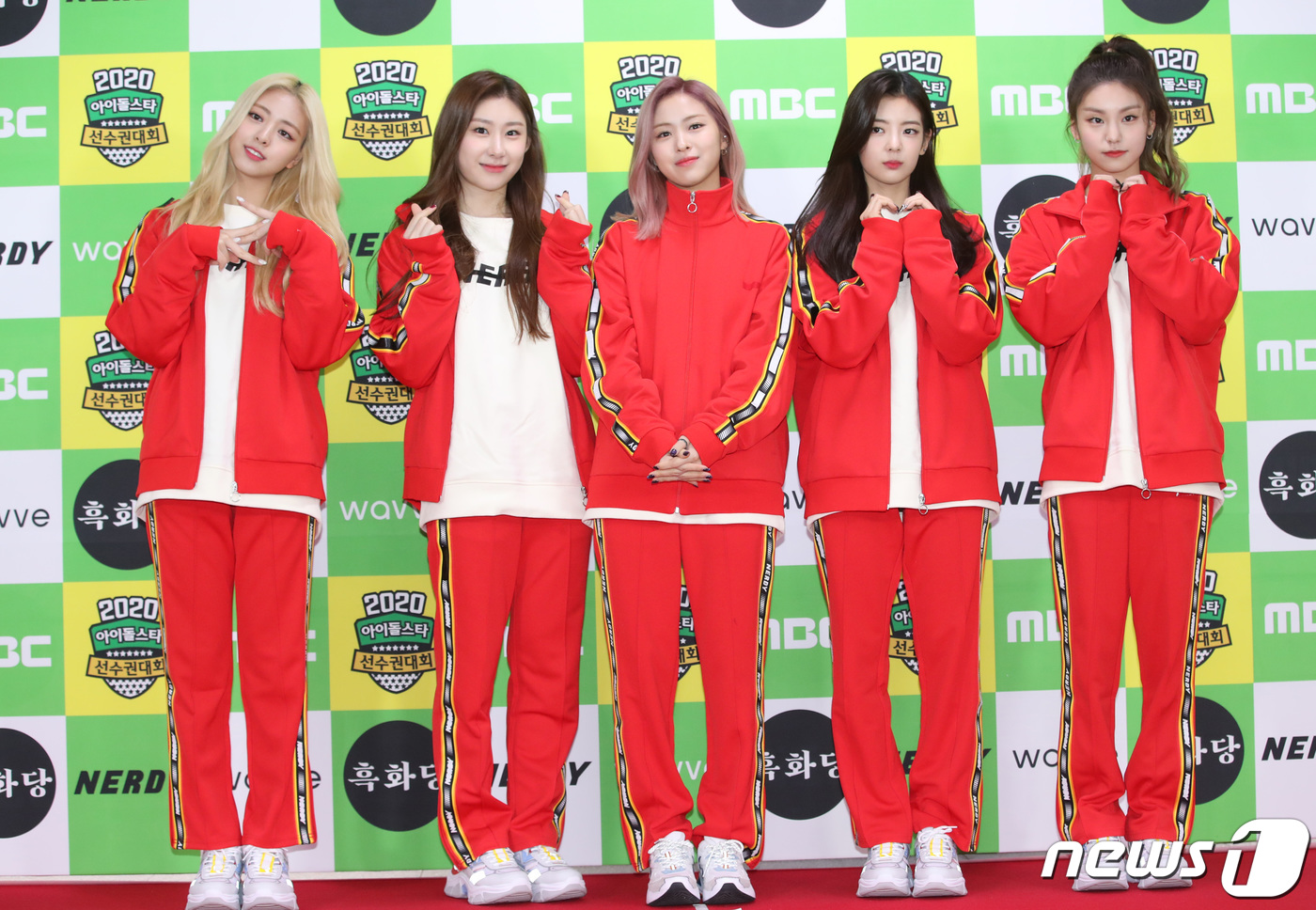 (인천=뉴스1) 권현진 기자 = 있지(ITZY) 유나(왼쪽부터), 채령, 류진, 리아, 예지가 16일 오전 인천 남동체육관에서 열린 ‘2020 설특집 아이돌스타 선수권대회(아육대) …