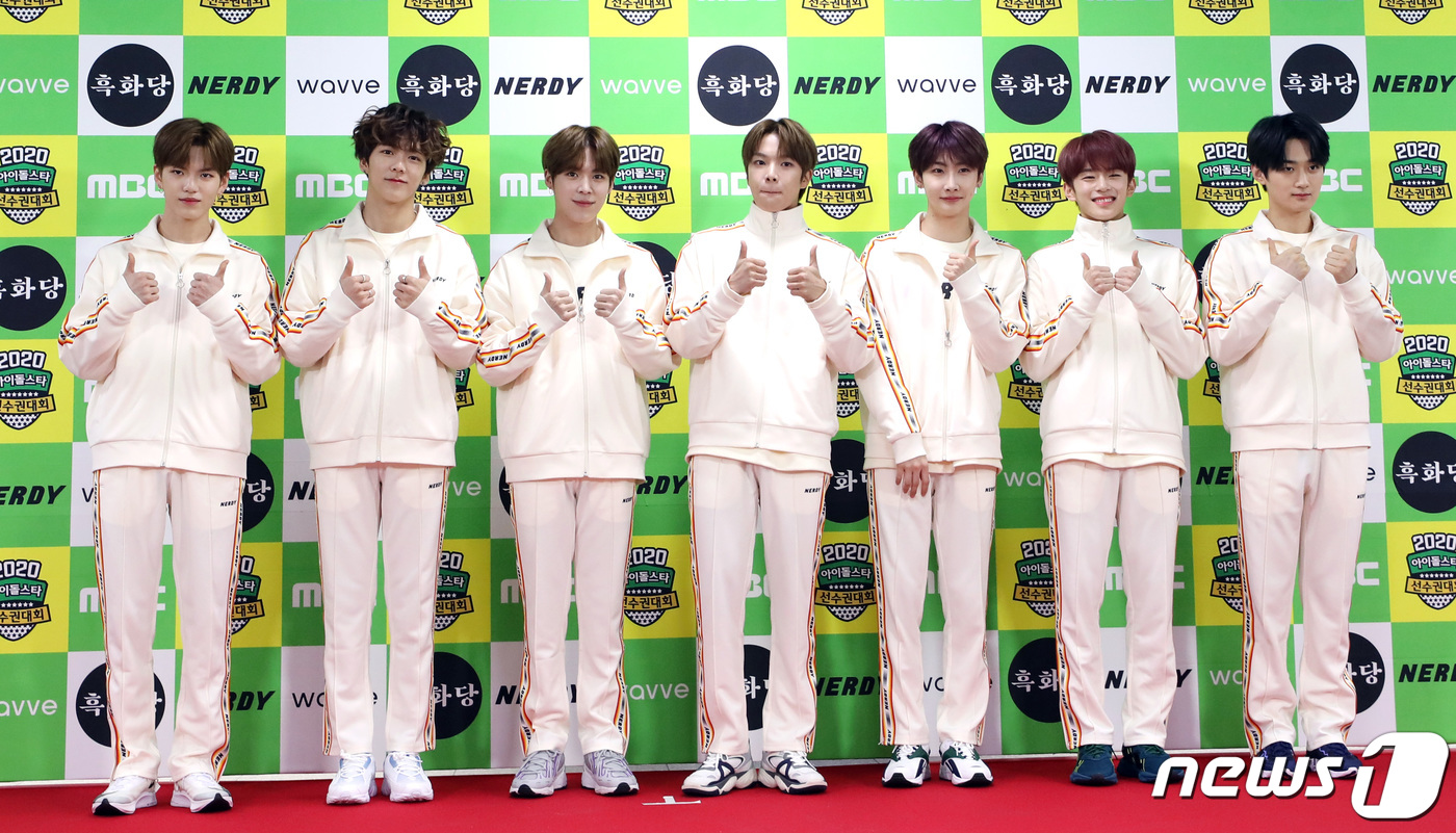 (인천=뉴스1) 권현진 기자 = 베리베리가 16일 오전 인천 남동체육관에서 열린 ‘2020 설특집 아이돌스타 선수권대회(아육대)’ 녹화에 참석해 포즈를 취하고 있다. 2019.12 …