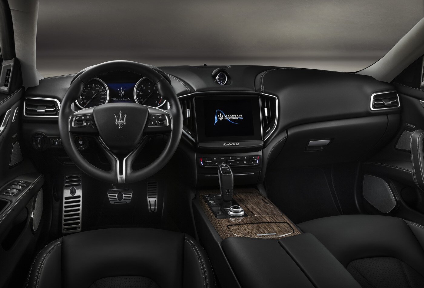 본문 이미지 - 마세라티 기블리 '그란루소' 운전석 모습. (FMK 제공)ⓒ 뉴스1