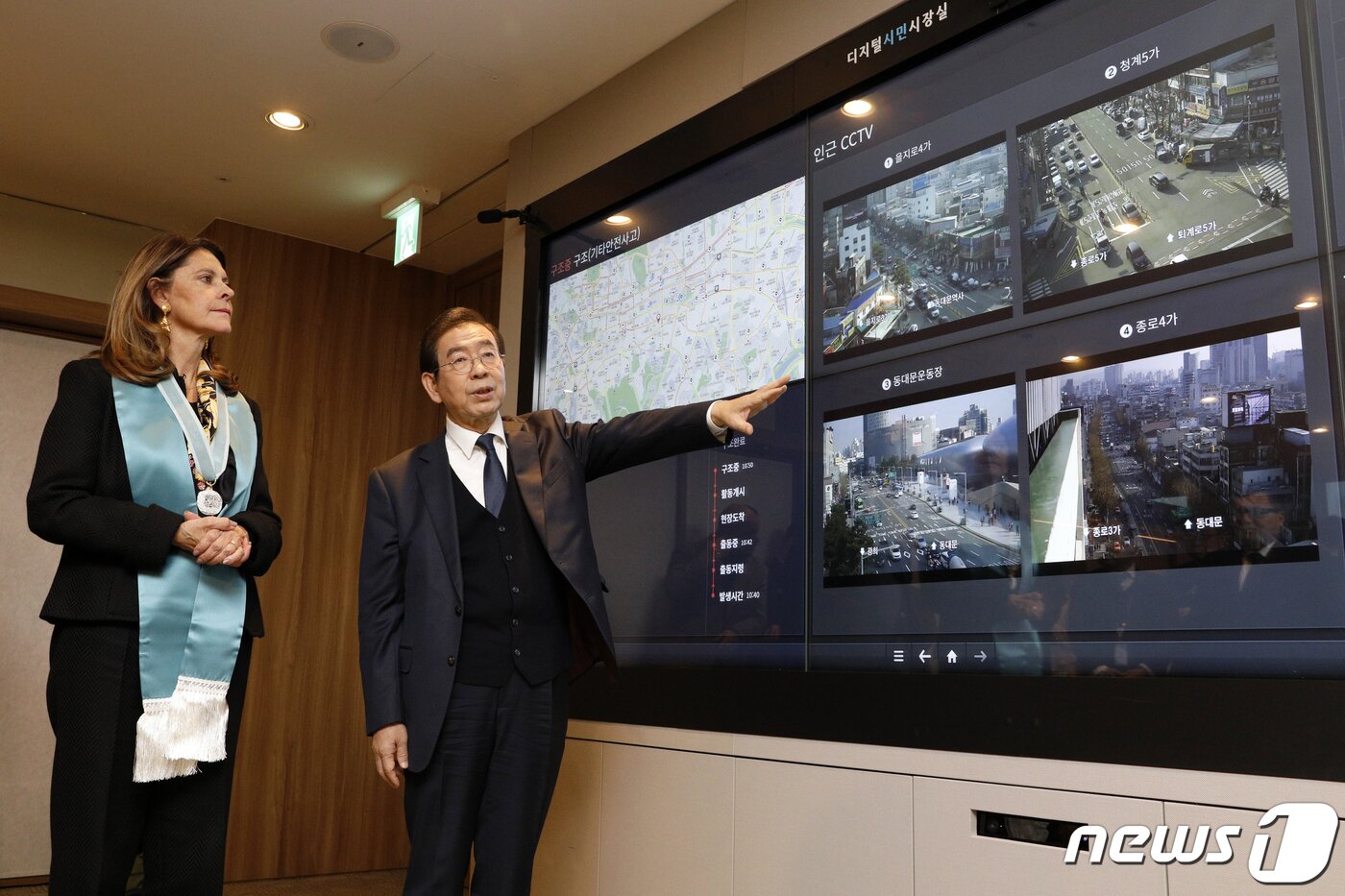 본문 이미지 - 2019년 12월 16일 박원순 전 서울시장이 마르따 루시아 라미레스 콜롬비아 부통령에게 서울시청 집무실 벽의 '디지털 시장실'을 소개하고 있다. 2019.12.16/뉴스1 ⓒ News1 안은나 기자