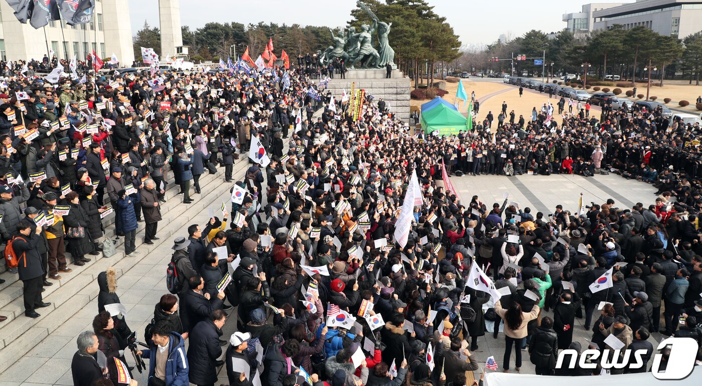 본문 이미지 - 지난 16일 서울 여의도 국회 본관 계단에서 열린 자유한국당 공수처법 선거법 날치기 저지 규탄대회에서 참석자들이 구호를 외치고 있다. 2019.12.16/뉴스1 ⓒ News1 김명섭 기자
