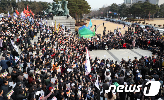 패스트트랙법안 저지 구호외치는 한국당 지지자들