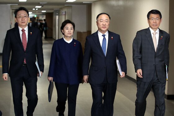 본문 이미지 - 홍남기 경제부총리와 김현미 국토부장관 등이 주택시장 안정화 방안 관계부처 합동브리핑을 하기 위해 16일 오후 서울 세종로 정부서울청사 브리핑실로 향하고 있다. 왼쪽부터 김현준 국세청장, 김 장관, 홍 부총리, 은성수 금융위원장. 2019.12.16/뉴스1 ⓒ News1 이광호 기자