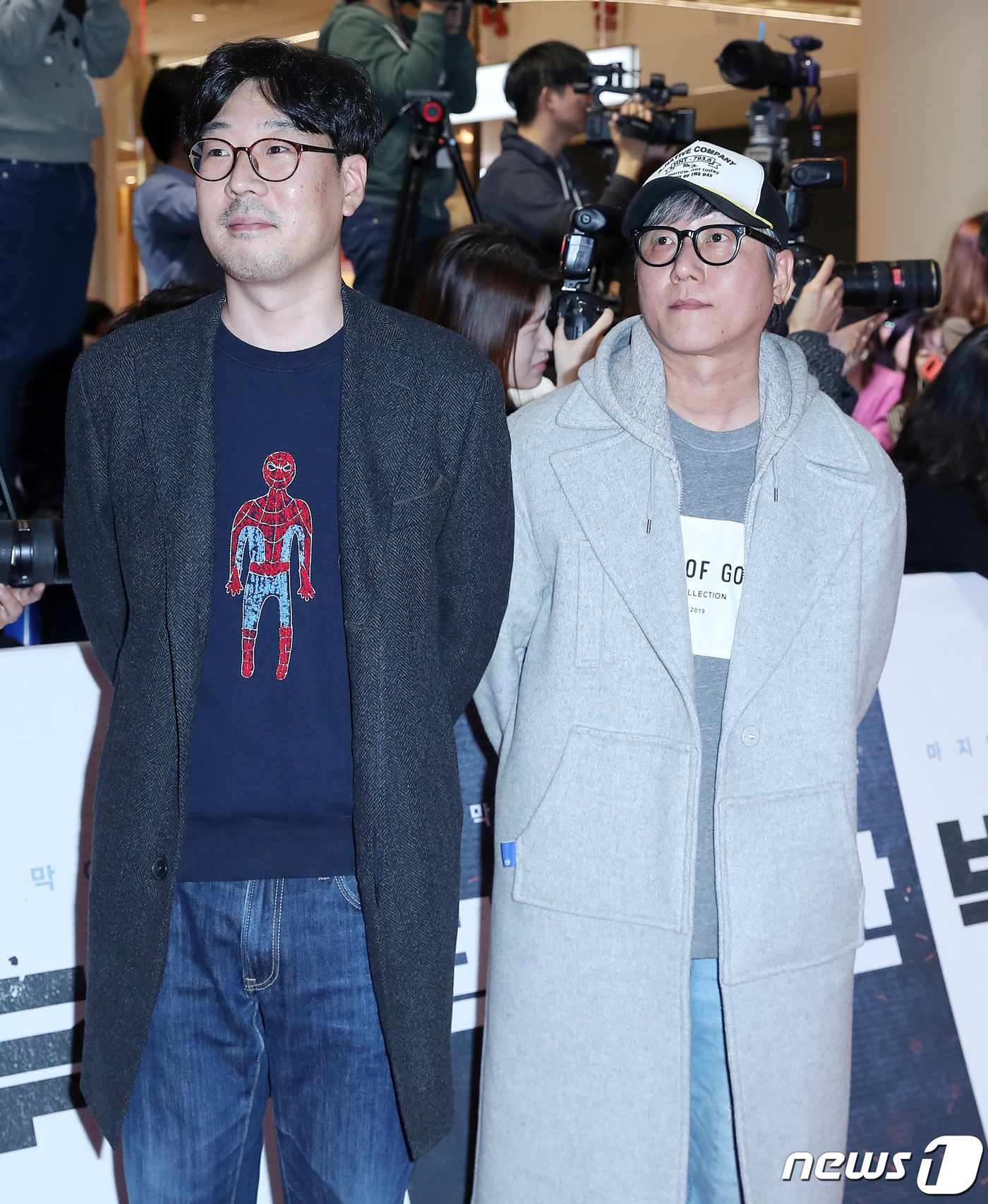 (서울=뉴스1) 김진환 기자 = 김병서-이해준 감독이 16일 오후 서울 송파구 잠실 롯데월드몰 1층 아트리움에서 열린 영화 '백두산' 레드카펫 쇼케이스에서 포즈를 취하고 있다.'백 …