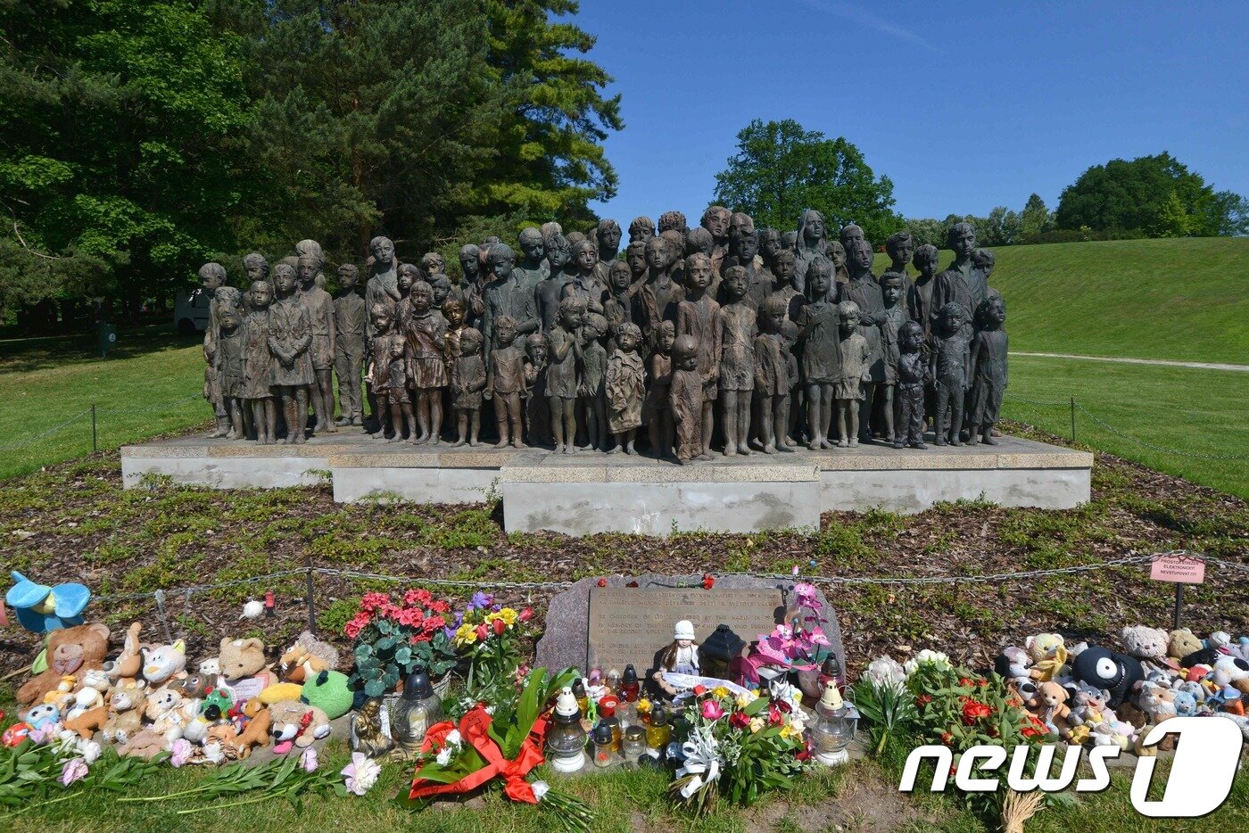 본문 이미지 - 하이드리히 암살에 대한 보복으로 몰살당한 리디치 마을의 추모비 ⓒ AFP=뉴스1