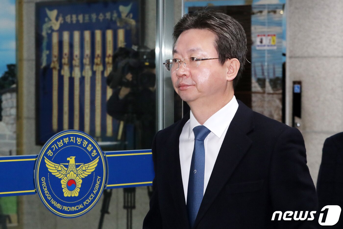본문 이미지 - 반기수 화성연쇄살인사건 수사본부장(경기남부청 2부장)이 지난 17일 오전 경기도 수원시 장안구 경기남부지방경찰청에서 사건 관련 브리핑을 위해 이동하고 있다. 2019.12.17/뉴스1 ⓒ News1 조태형 기자