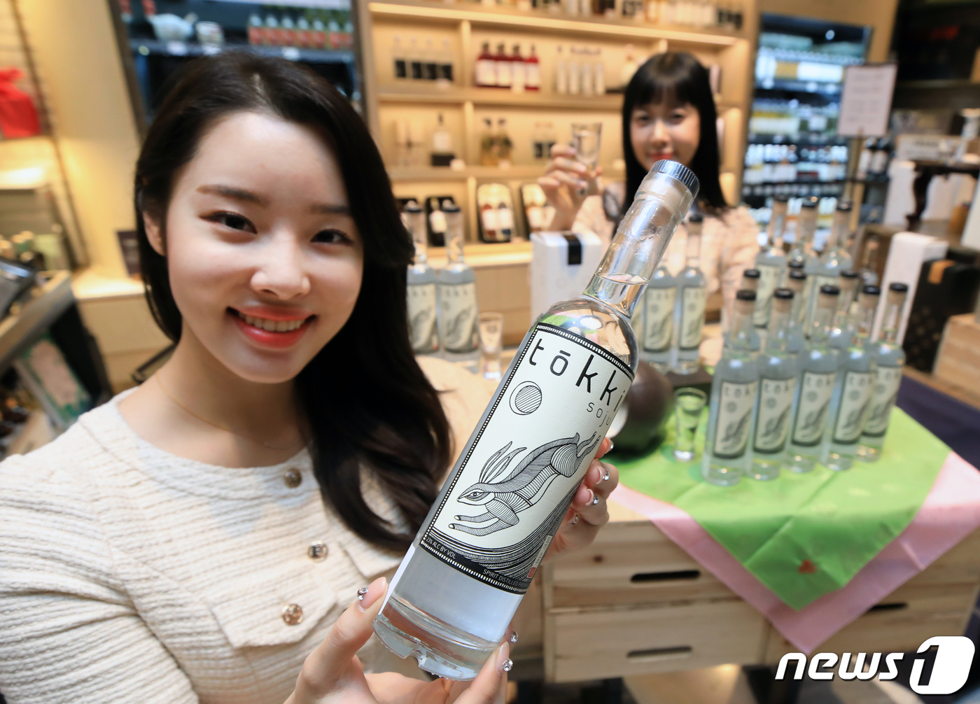 (서울=뉴스1) 구윤성 기자 = 17일 서울 중구 신세계백화점 명동본점에서 모델들이 토끼소주를 선보이고 있다.뉴욕 내 1백여 곳의 음식점 등에서만 판매되는 토끼소주는 미국인 브랜든 …