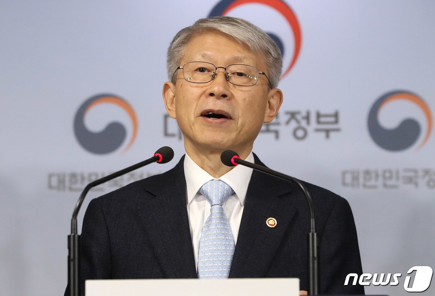 본문 이미지 - 최기영 과학기술정보통신부 장관이 17일 오후 서울 종로구 세종대로 정부서울청사에서 기자회견을 갖고 AI시대 미래 비전과 전략을 담은 'AI 국가전략'을 발표하고 있다. 정부는 경제, 사회 전반의 혁신을 위한 3대분야 9대 전략, 100대 실행과제를 제시하고 AI를 통해 경제효과 최대455조원을 창출해 삶의 질 세계 10위 도약을 목표한다고 밝혔다. 2019.12.17/뉴스1 ⓒ News1 박세연 기자