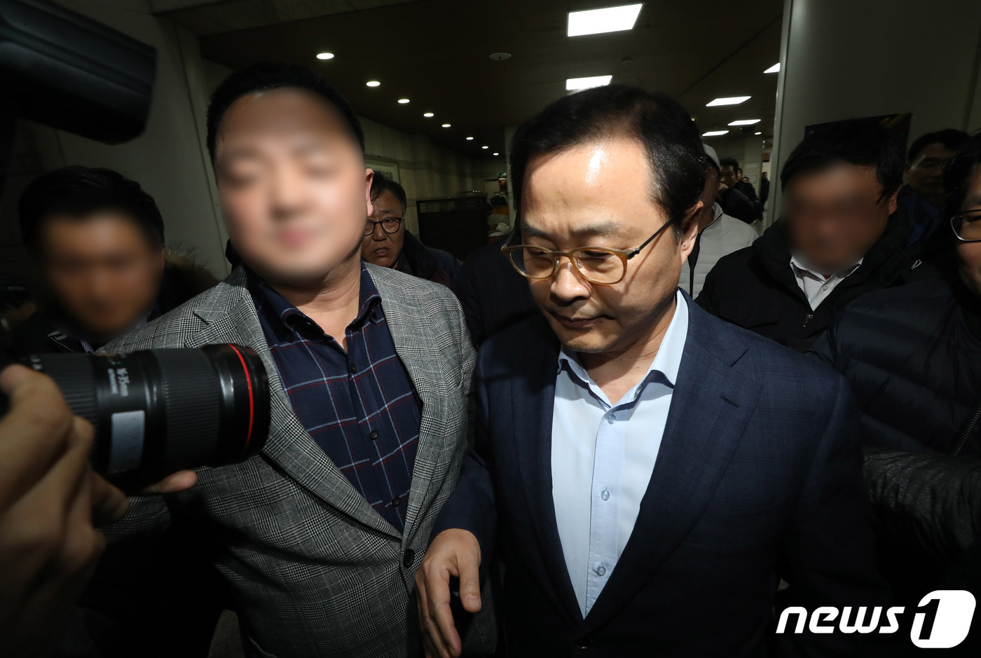 (서울=뉴스1) 이재명 기자 = '삼성전자서비스 노조와해' 혐의로 재판에 넘겨진 정금용 삼성물산 대표가 17일 오후 서울 서초구 서울중앙지방법원에서 열린 노동조합 및 노동관계 조정 …