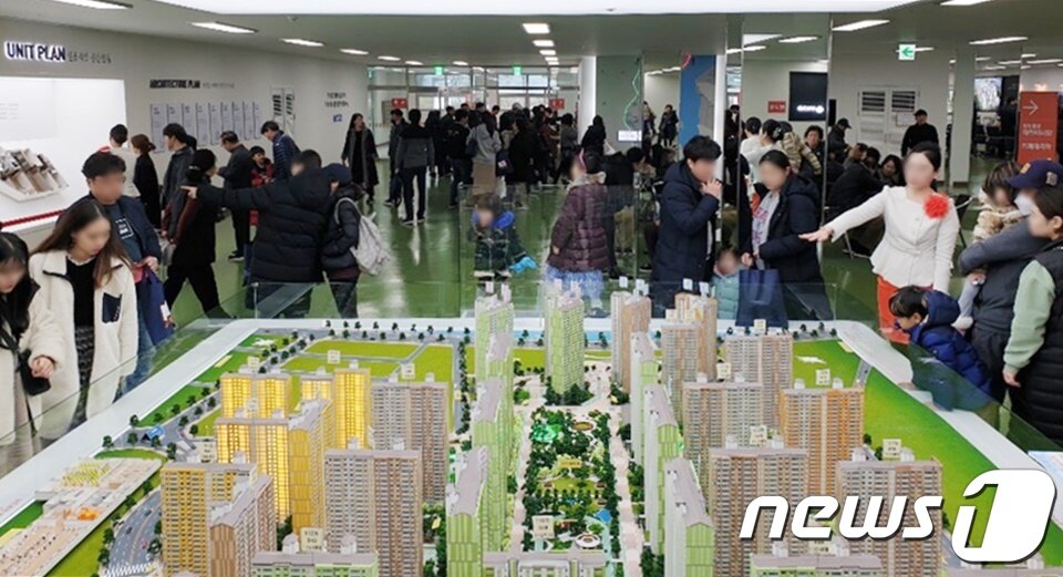 본문 이미지 - 창원월영 ‘마린애시앙’ 분양 홍보관에 인파가 몰려있다.  (부영그룹 제공) 2019.12.17/뉴스1