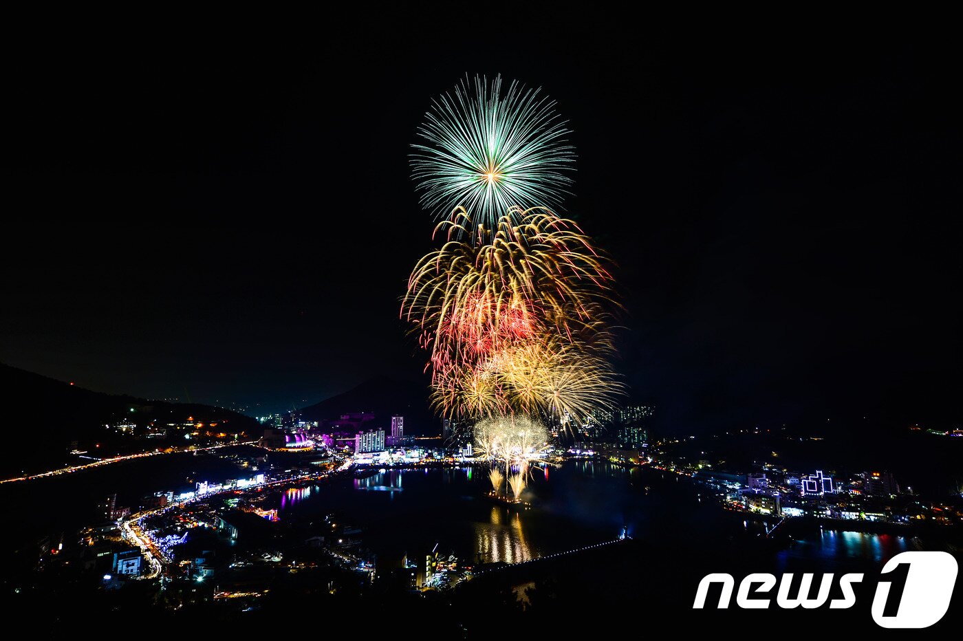 본문 이미지 - 경남도는 연말연시를 맞아 가족·친구·연인과 함께 할 도내 이색 관광지와 겨울방학 아이와 추억을 쌓을 체험 관광지 등을 소개했다. 사진은 거제송년불꽃축제 모습.(경남도 제공)2019712.18.ⓒ 뉴스1