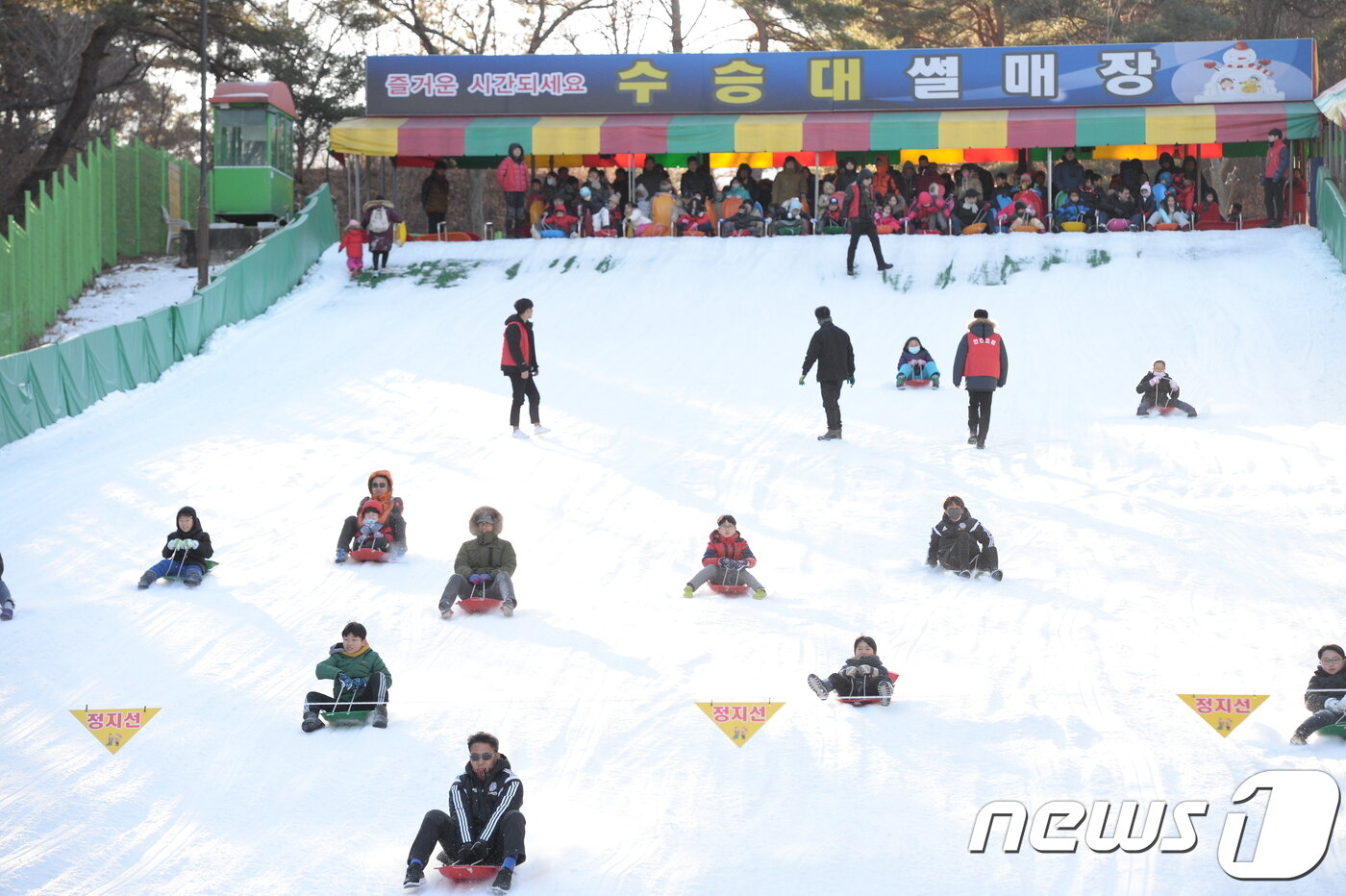 본문 이미지 - 경남도는 연말연시를 맞아 가족·친구·연인과 함께 할 도내 이색 관광지와 겨울방학 아이와 추억을 쌓을 체험 관광지 등을 소개했다. 사진은 거창수승대 눈썰매장 모습.(경남도 제공)2019.12.18. ⓒ 뉴스1