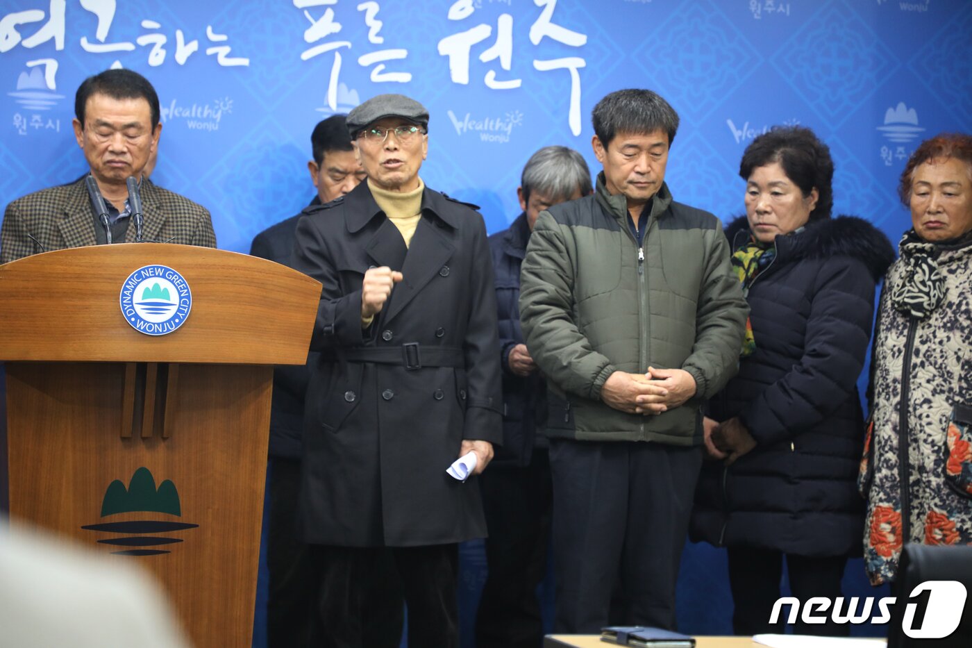 본문 이미지 - 18일 원주SRF열병합발전소 저지를 위한 범시민대책위원회가 원주시청 브리핑룸에서 기자회견을 열어 원주플라워프루트월드 관광단지 지구지정 취소로 사업의 사실상 백지화를 주장하며 원주시에 출자금 3억원을 즉각 회수할 것을 촉구하고 있다. 2019.12.18 /뉴스1 ⓒ News1 권혜민 기자