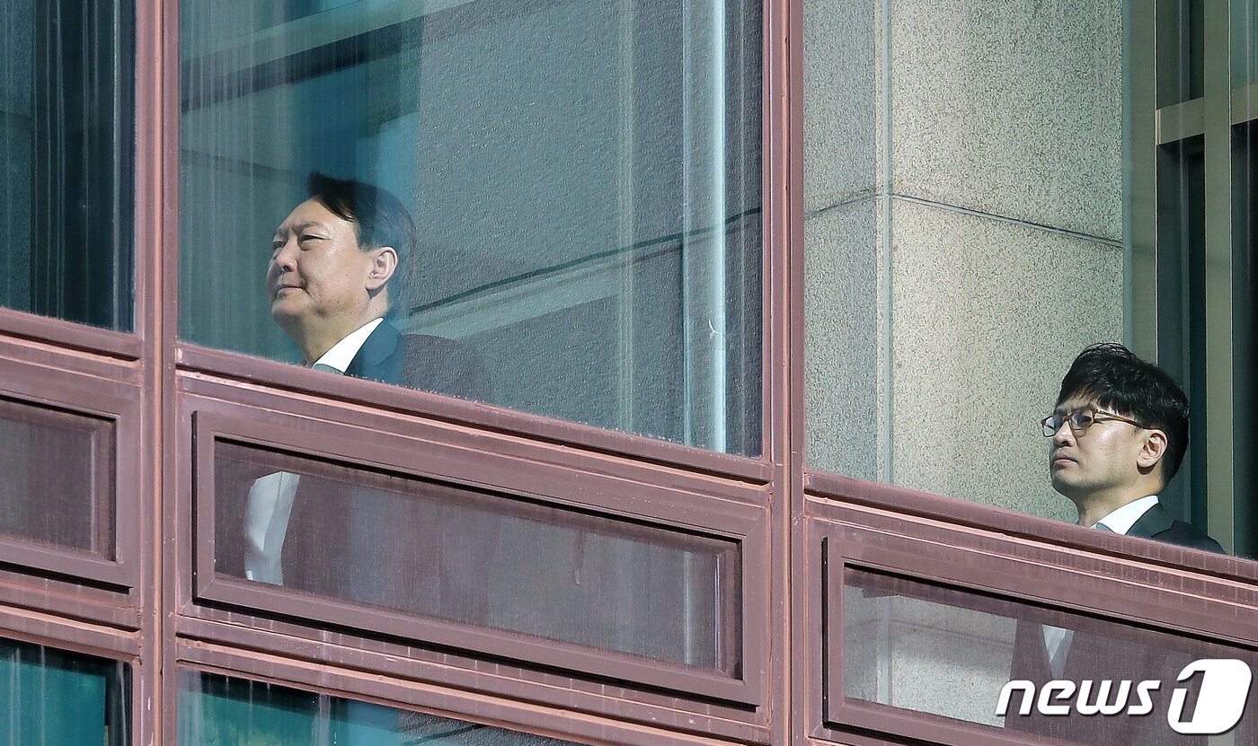 본문 이미지 - 윤석열 전 대통령과 한동훈 전 국민의힘 대표. 사진은 2019년 12월 당시 검찰총장이던 윤 전 대통령과 대검 반부패강력부장이었던 한 전 대표가 서울 서초구 대검찰청에서 점심식사를 하기 위해 구내식당으로 이동하고 있는 모습. 2019.12.18/뉴스1 ⓒ News1 구윤성 기자