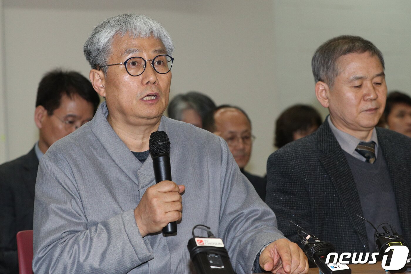본문 이미지 - 자사·외·국제고 일괄 전환 방침 규탄 공동성명서를 발표하는 한만위 민족사관학교 교장.(자료사진)/뉴스1