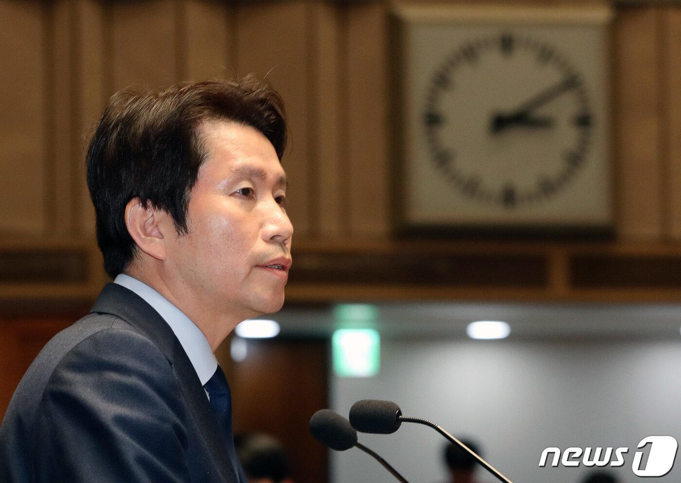 본문 이미지 - 이인영 더불어민주당 원내대표가 18일 서울 여의도 국회에서 열린 의원총회에서 발언하고 있다.더불어민주당은 이날 의총에서 야3+1, 선거법 합의내용에 대한 수용여부에 대한 논의를 할 예정이다. 2019.12.18/뉴스1 ⓒ News1 이종덕 기자