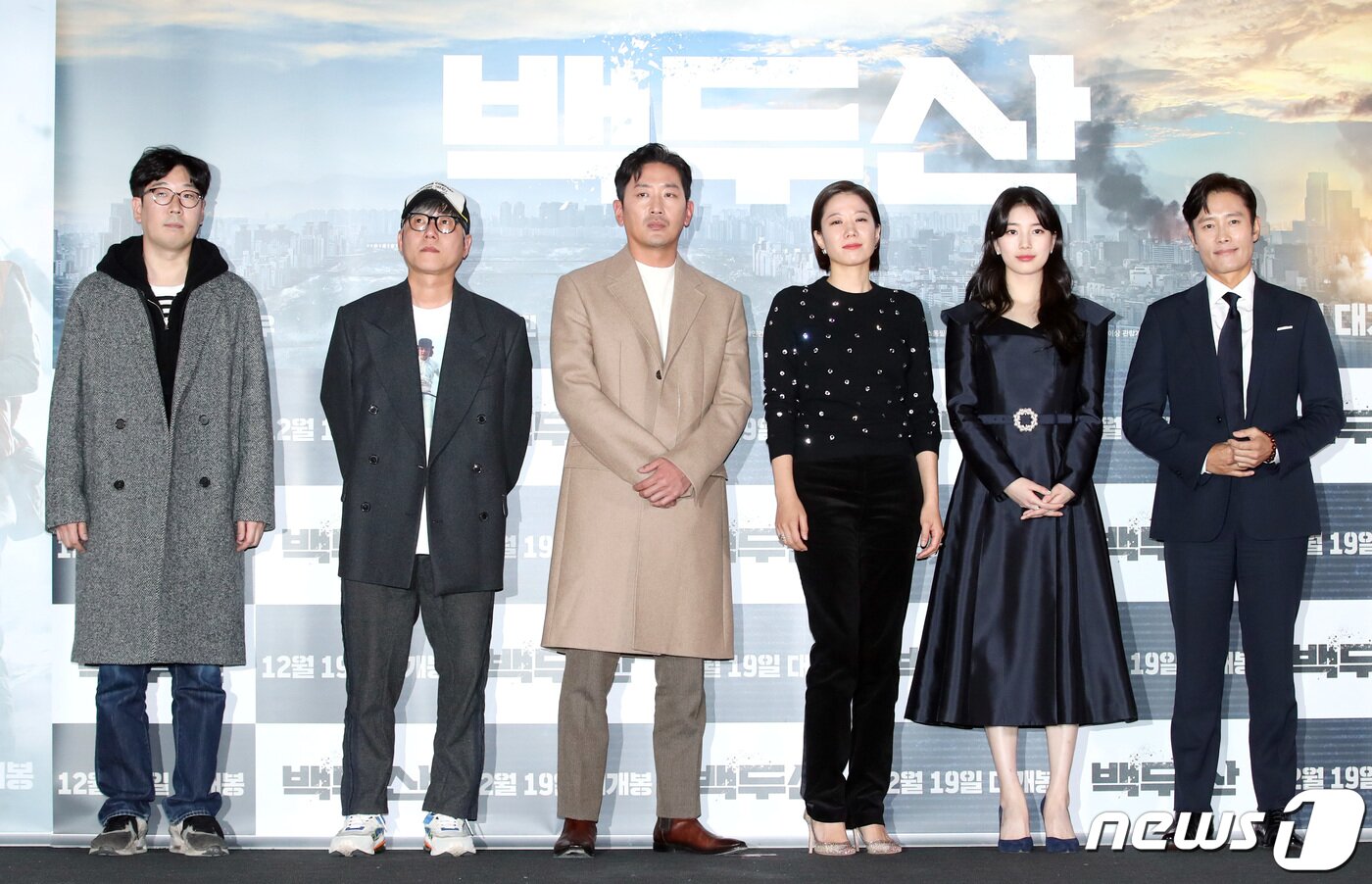 본문 이미지 - 김병서 감독(왼쪽부터), 이해준 감독, 배우 하정우, 전혜진, 배수지, 이병헌이 18일 오후 서울 용산CGV에서 열린 영화 '백두산'(감독 이해준, 김병서) 언론 시사회에 참석해 포즈를 취하고 있다. '백두산'은 남과 북 모두를 집어삼킬 초유의 재난인 백두산의 마지막 폭발을 막아야 하는 사람들의 이야기를 그린 작품이다. 2019.12.18/뉴스1 ⓒ News1 권현진 기자