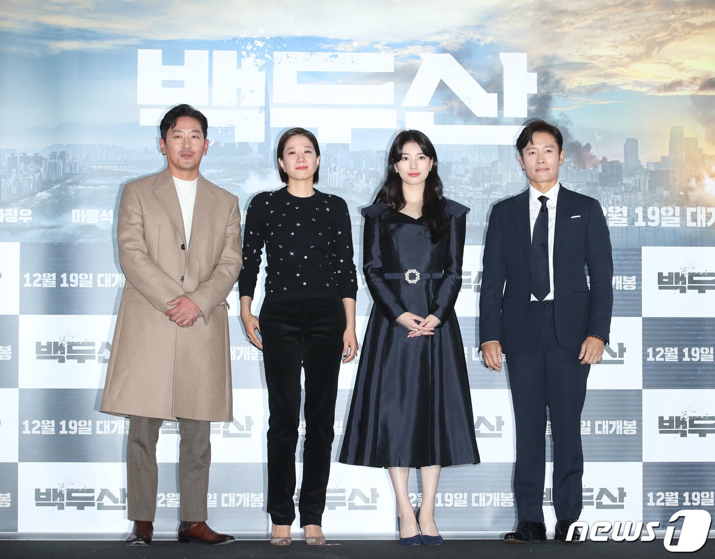 본문 이미지 - 배우 하정우(왼쪽부터), 전혜진, 배수지, 이병헌 18일 오후 서울 용산CGV에서 열린 영화 '백두산'(감독 이해준, 김병서) 언론 시사회에 참석해 포즈를 취하고 있다. '백두산'은 남과 북 모두를 집어삼킬 초유의 재난인 백두산의 마지막 폭발을 막아야 하는 사람들의 이야기를 그린 작품이다. 2019.12.18/뉴스1 ⓒ News1 권현진 기자