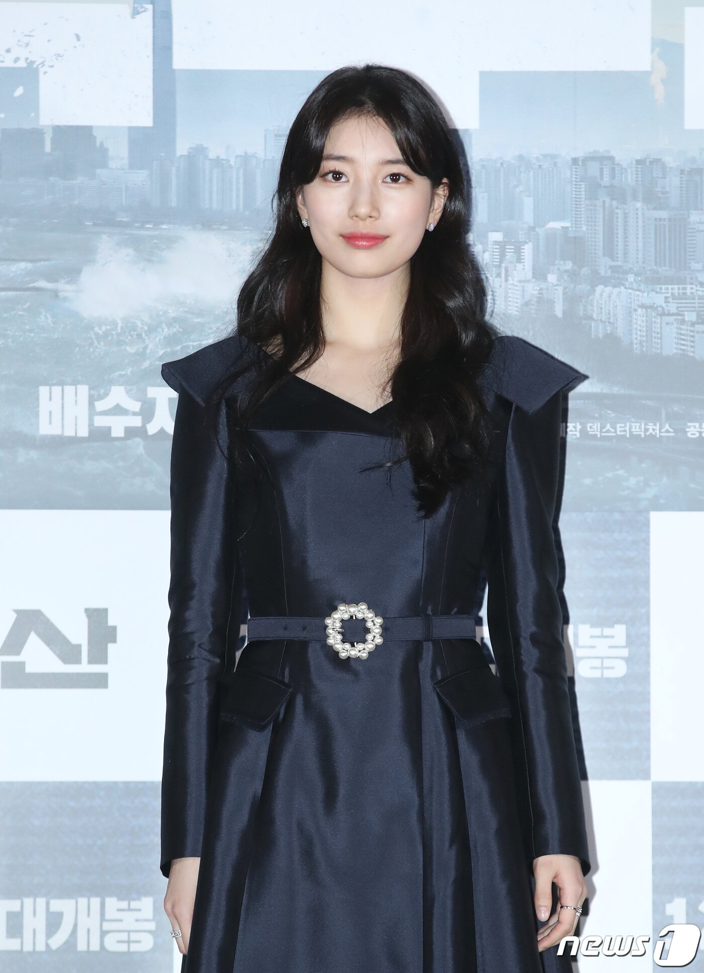 본문 이미지 - 배우 배수지가 18일 오후 서울 용산CGV에서 열린 영화 '백두산'(감독 이해준, 김병서) 언론 시사회에 참석해 포즈를 취하고 있다. '백두산'은 남과 북 모두를 집어삼킬 초유의 재난인 백두산의 마지막 폭발을 막아야 하는 사람들의 이야기를 그린 작품이다. 2019.12.18/뉴스1 ⓒ News1 권현진 기자