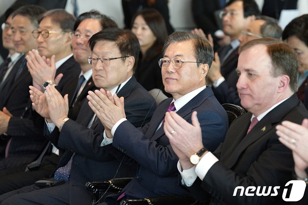 본문 이미지 - 문재인 대통령과 스테판 뢰벤 스웨덴 총리가 18일 서울 송파구 롯데 시그니엘 호텔에서 열린 한국-스웨덴 비즈니스 서밋에 참석해 박수를 치고 있다. (청와대 제공)2019.12.18/뉴스1