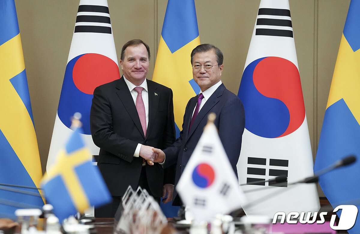 본문 이미지 - 문재인 대통령이 18일 서울 청와대에서 스테판 뢰벤 스웨덴 총리와 정상회담을 갖고 악수를 나누고 있다. (청와대 제공)2019.12.18/뉴스1